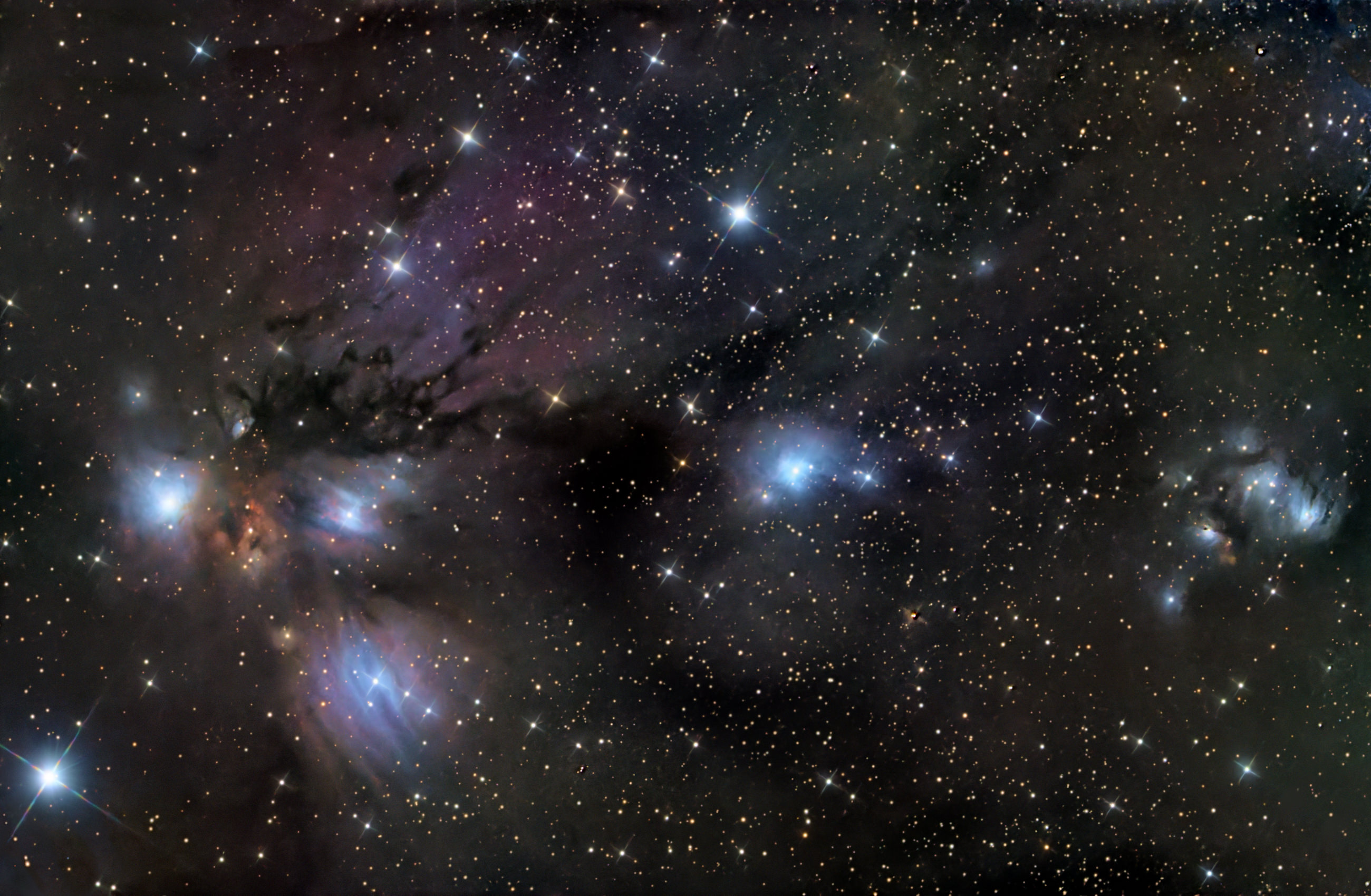 Der farbige Nebelkomplex im linken Bildteil ist der Engel(chen)nebel im Sternbild Einhorn. Rechts davon schließen sich die bläulichen Reflextionsnebel VdB 72 und VdB 73 an.